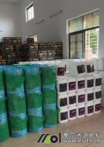 30噸液態(tài)肥料卸貨入庫 30噸液態(tài)肥料卸貨入庫