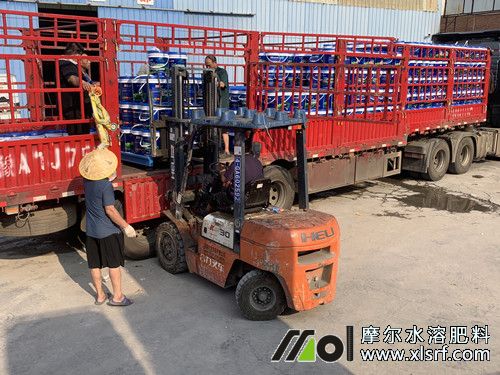 30噸摩根海藻生根膨果肥裝車中 30噸摩根海藻生根膨果肥裝車中